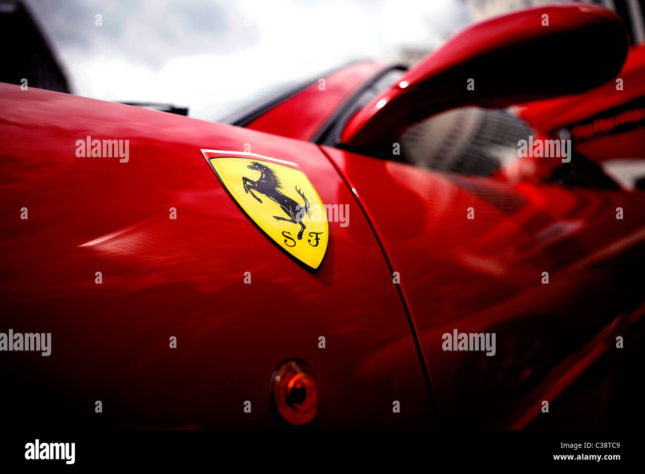 Photo montre une Ferrari rouge brillant sur l exposition au