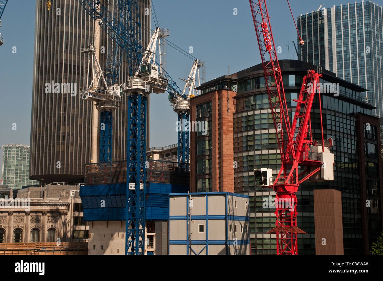 Le chantier et Pinnacle Tower 42, NatWest tower en arrière-plan, la ville de London, UK Banque D'Images