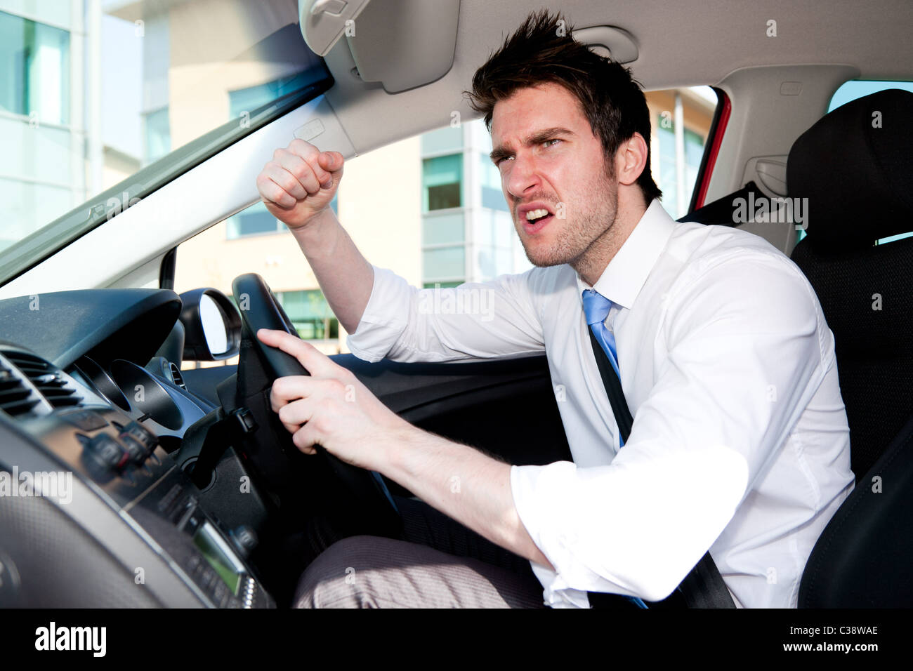 Man gesturing pendant la conduite de voiture Banque D'Images