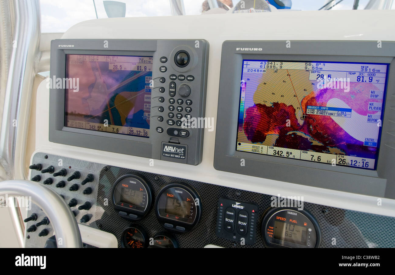 Couleur marine moderne le radar sur un bateau de pêche de sport en Floride Banque D'Images