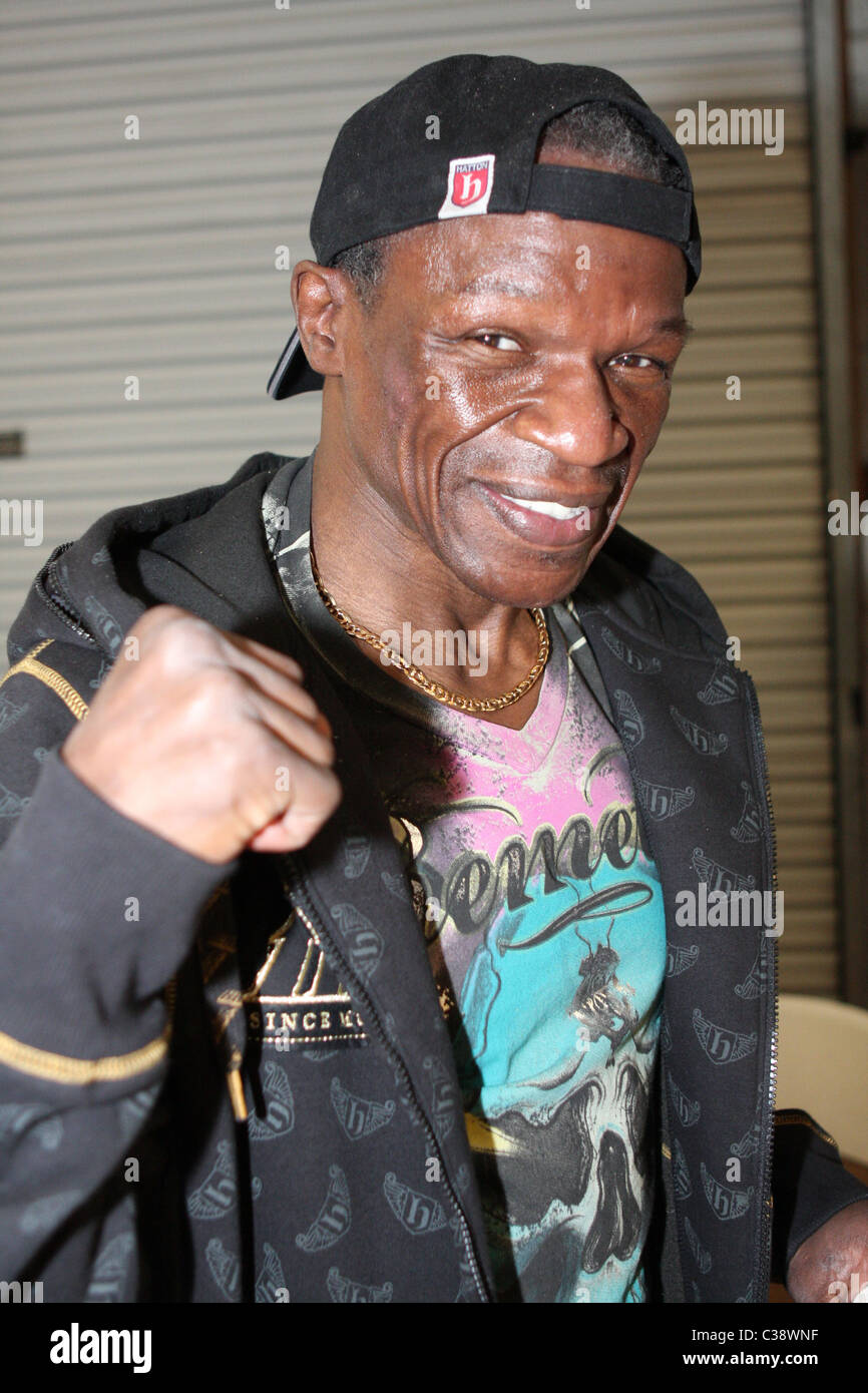 Joy Floyd Mayweather boxeur britannique Ricky 'The Hitman' Hatton formation avec Floyd Mayweather joie à l'IBA de sport. Banque D'Images