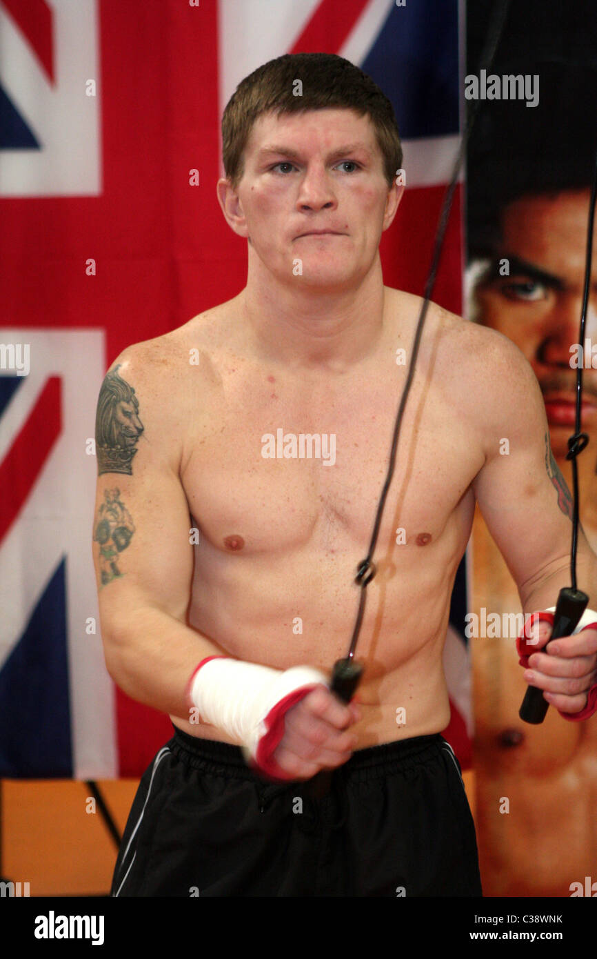 Boxeur britannique Ricky 'The Hitman' Hatton formation avec Floyd Mayweather joie à l'IBA de sport. Hatton devra faire face à Banque D'Images