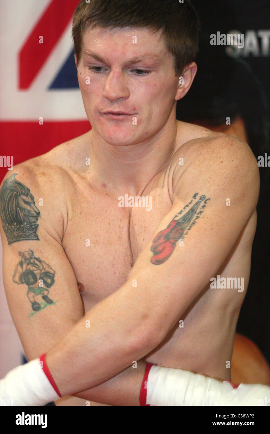 Boxeur britannique Ricky 'The Hitman' Hatton formation avec Floyd Mayweather joie à l'IBA de sport. Hatton devra faire face à Banque D'Images