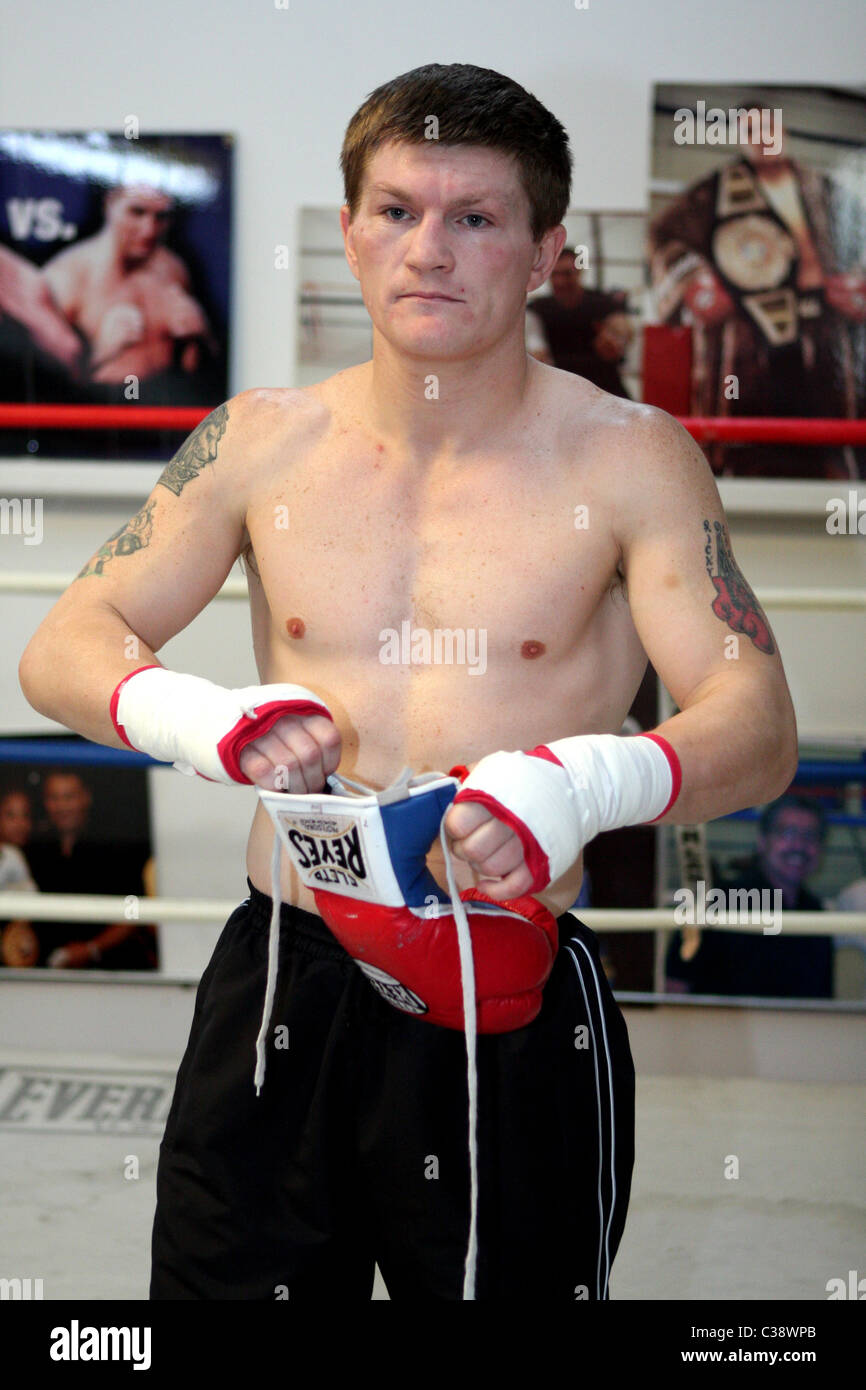 Boxeur britannique Ricky 'The Hitman' Hatton formation avec Floyd Mayweather joie à l'IBA de sport. Hatton devra faire face à Banque D'Images