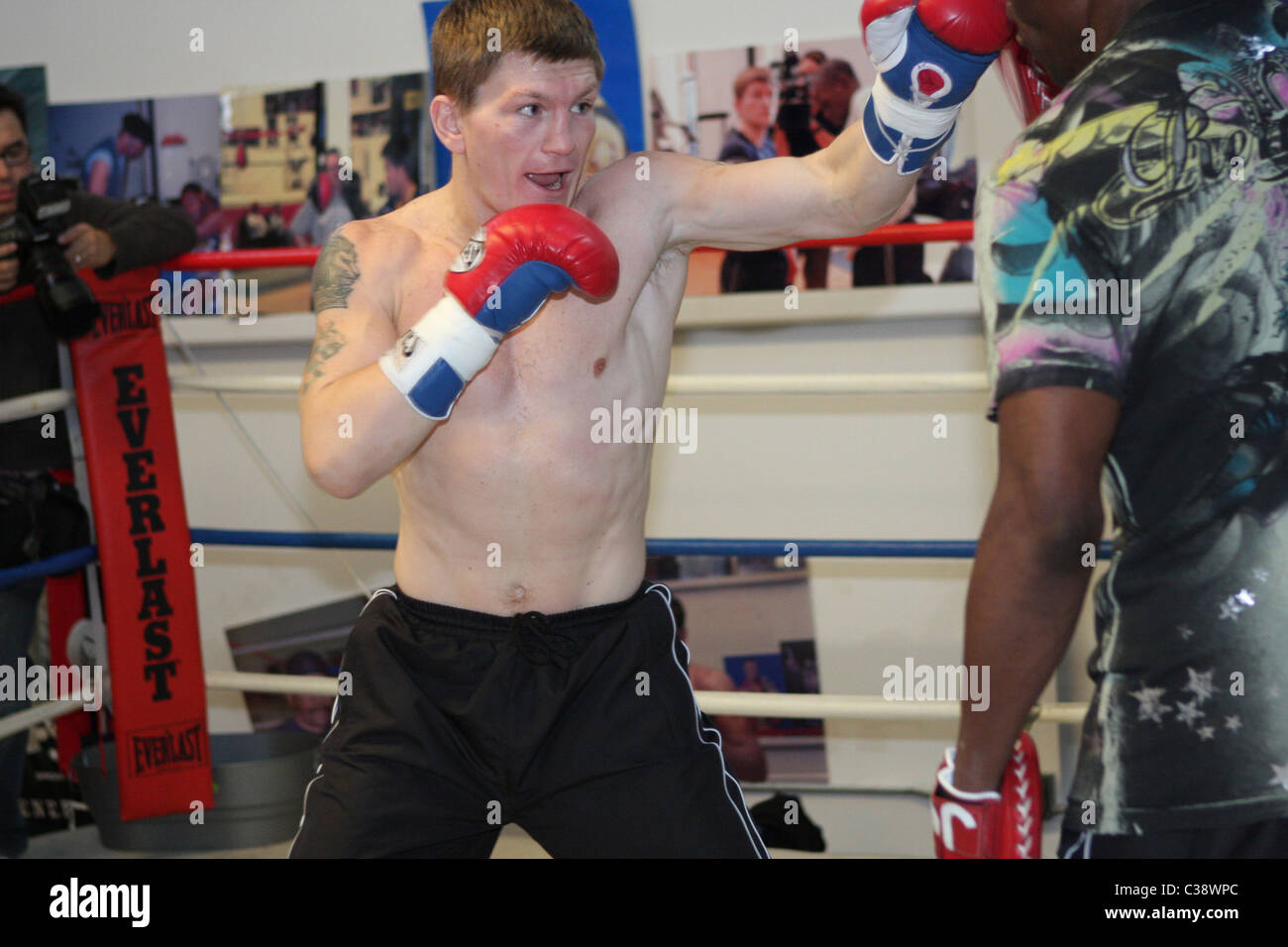 Boxeur britannique Ricky 'The Hitman' Hatton formation avec Floyd Mayweather joie à l'IBA de sport. Hatton devra faire face à Banque D'Images