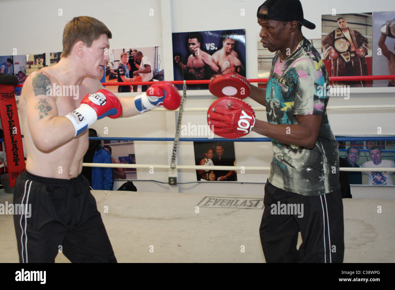 Boxeur britannique Ricky 'The Hitman' Hatton formation avec Floyd Mayweather joie à l'IBA de sport. Hatton devra faire face à Banque D'Images