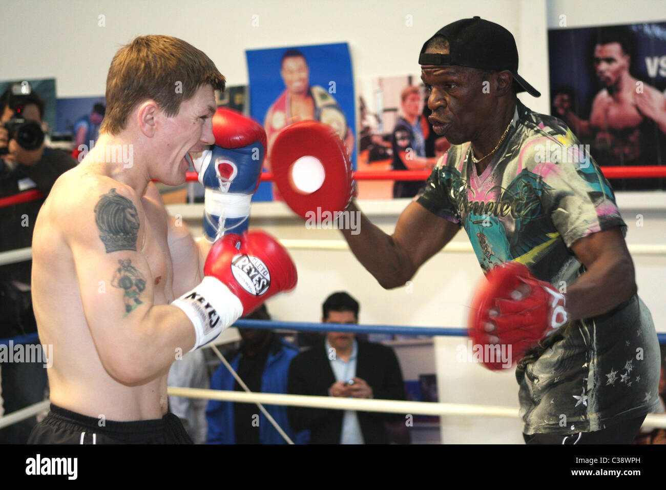 Boxeur britannique Ricky 'The Hitman' Hatton formation avec Floyd Mayweather joie à l'IBA de sport. Hatton devra faire face à Banque D'Images