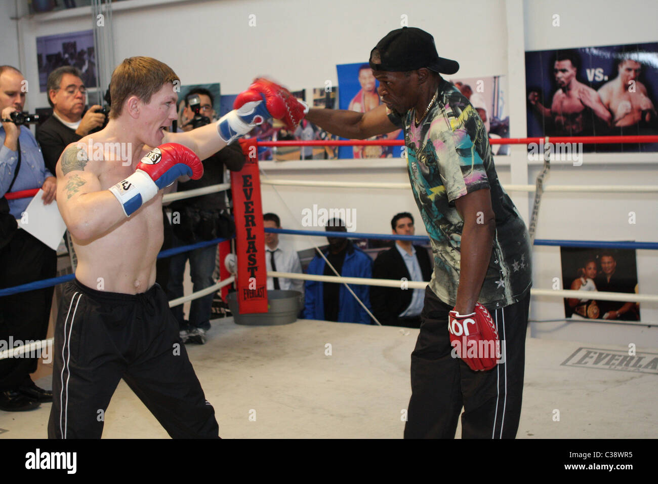 Boxeur britannique Ricky 'The Hitman' Hatton formation avec Floyd Mayweather joie à l'IBA de sport. Hatton devra faire face à Banque D'Images