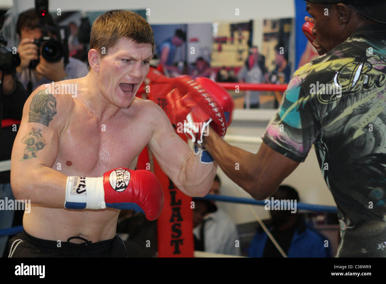 Boxeur britannique Ricky 'The Hitman' Hatton formation avec Floyd Mayweather joie à l'IBA de sport. Hatton devra faire face à Banque D'Images