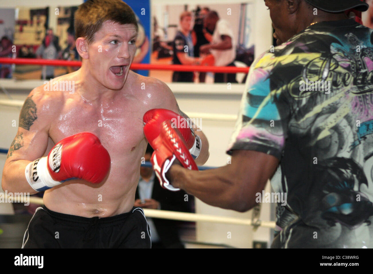 Boxeur britannique Ricky 'The Hitman' Hatton formation avec Floyd Mayweather joie à l'IBA de sport. Hatton devra faire face à Banque D'Images