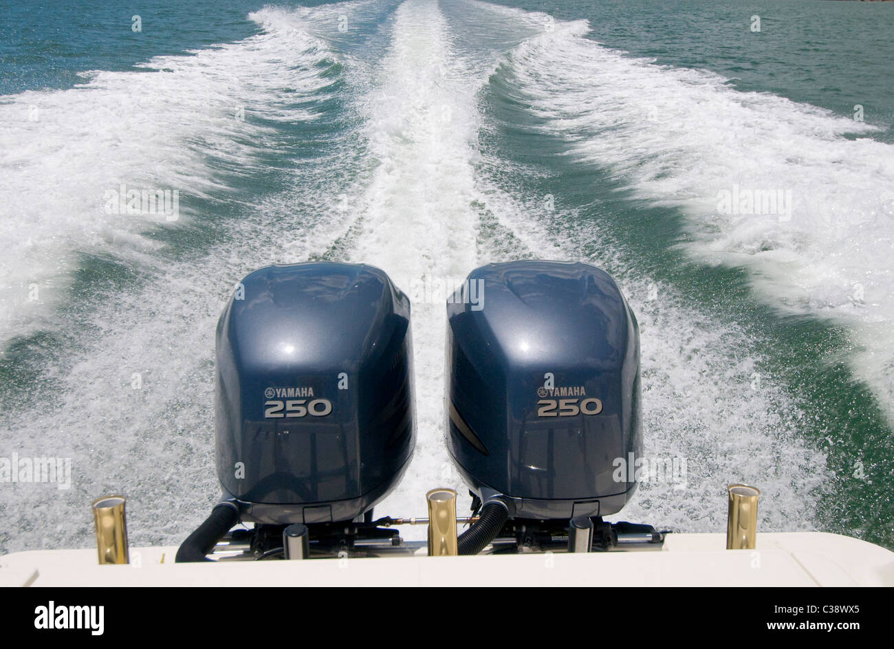 Bateau en mouvement rapide avec deux moteurs hors-bord Yamaha de 250 chevaux sur la voie navigable côtière entre la Floride Banque D'Images