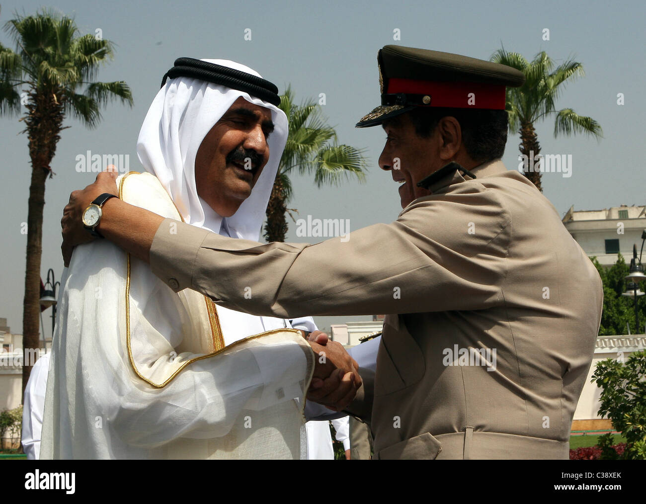 L'Égypte dirigeant militaire Mohamed Hussein Tantawi remplit d'Emir du Qatar Hamad bin Khalifa al Thani qui ont témoigné leur appui pour l'Egypte. Banque D'Images