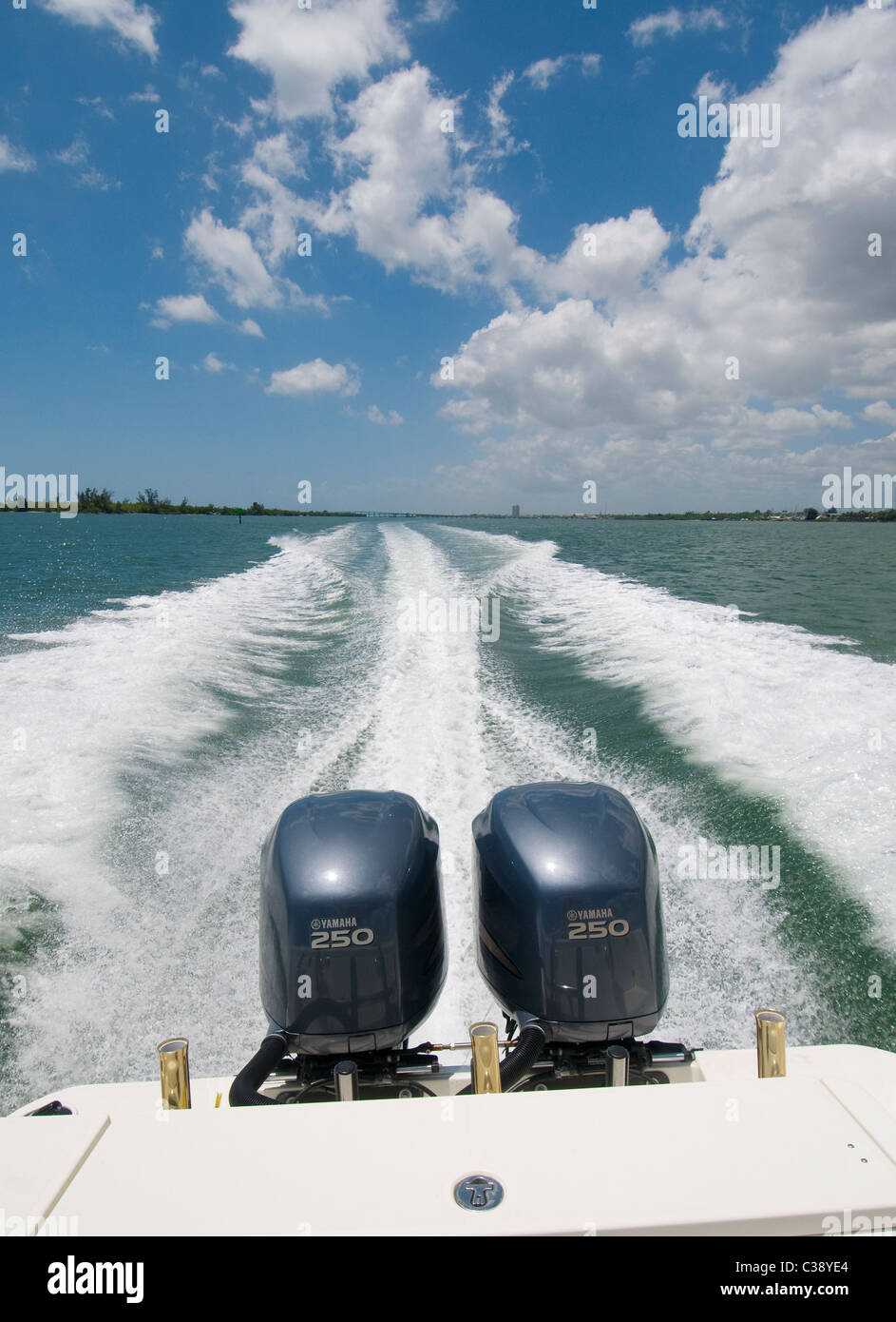 Bateau en mouvement rapide avec deux moteurs hors-bord Yamaha de 250 chevaux sur la voie navigable côtière entre la Floride Banque D'Images