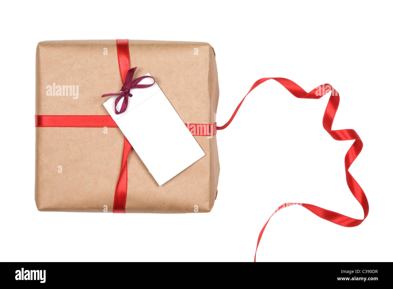 Boîte-cadeau avec ruban rouge et étiquette en blanc sur fond blanc Banque D'Images