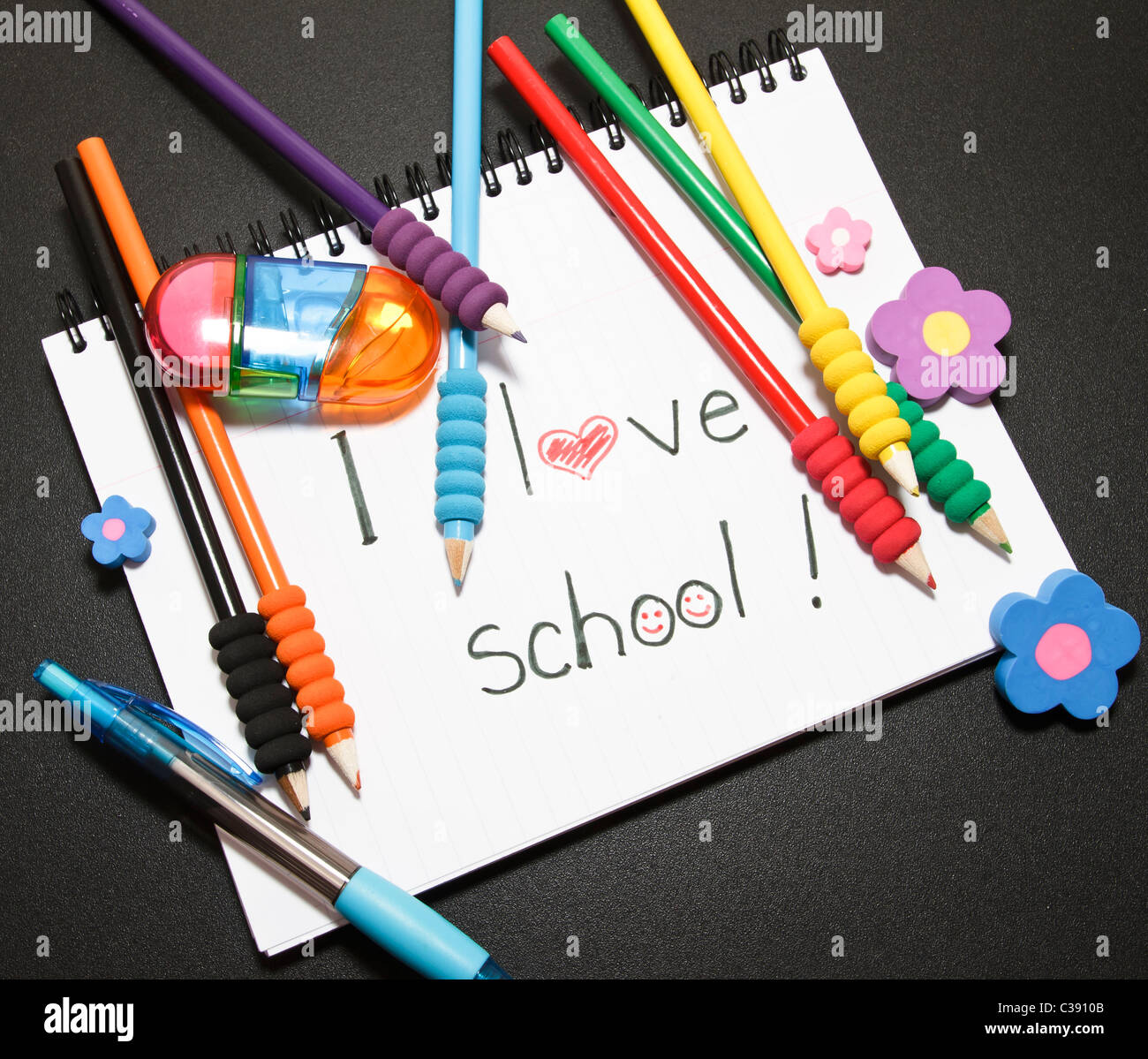 Les choses pour l'école : ordinateur portable, crayons de couleur, des caoutchoucs Banque D'Images