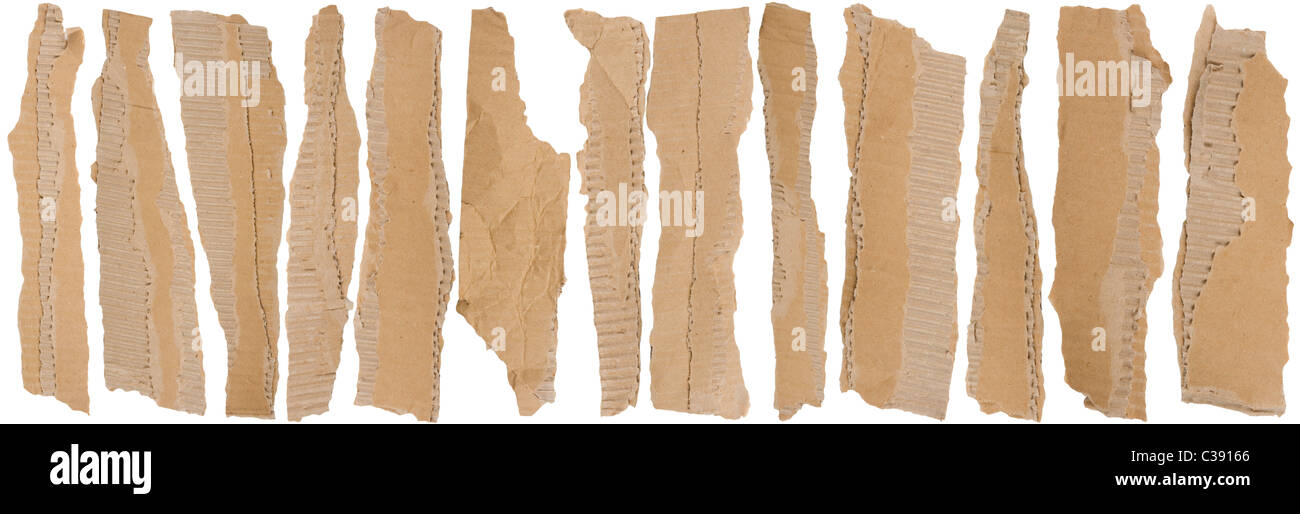 Morceaux de papier déchiré en carton ondulé brun, isolé sur fond blanc Banque D'Images