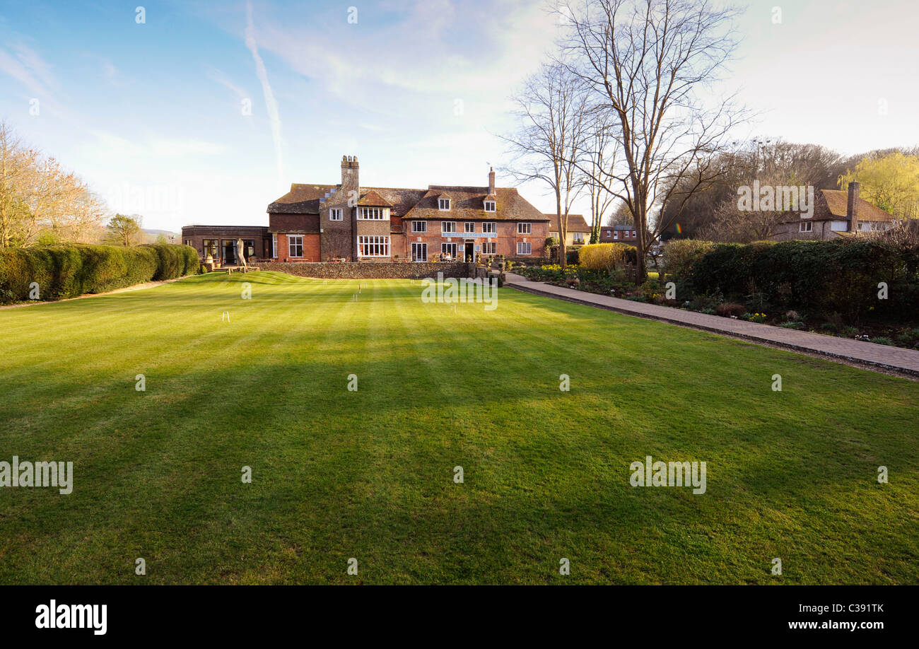 Dean's place Hotel à Alfriston, East Sussex, Royaume-Uni. La pelouse du croquet et l'entrée en terrasse. Banque D'Images