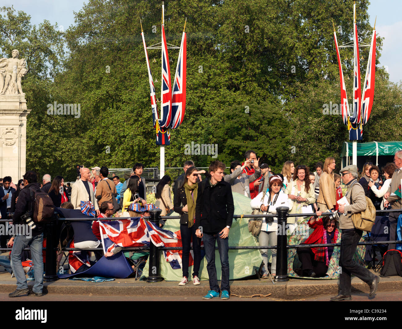 Mariage Royal les campeurs à l'extérieur de Buckingham Palace à la veille du mariage Banque D'Images