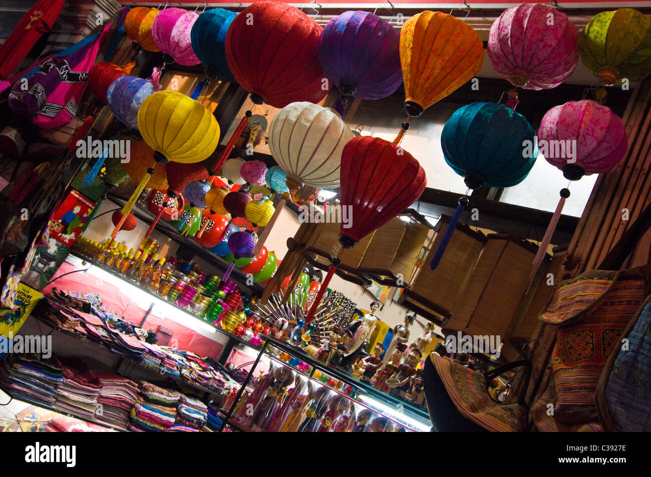 Compte tenu de l'heure nuit horizontale une boutique sur la rue Hang Be vente de produits artisanaux vietnamiens dans le centre du vieux quartier de Hanoi Banque D'Images