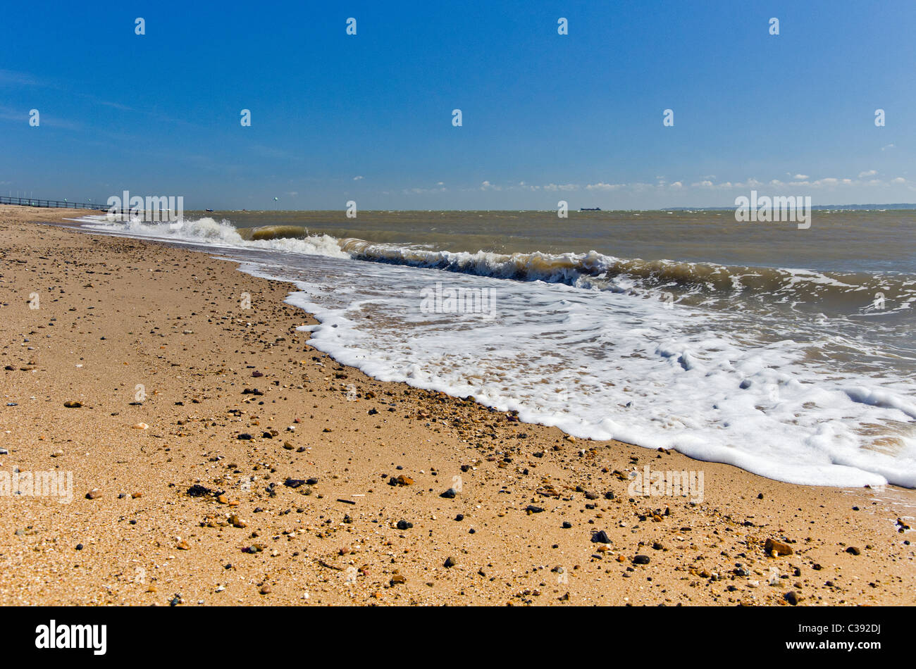 Un gros plan d'​​Waves la mer à la plage de Southend-on-Sea dans l'Essex, UK Banque D'Images