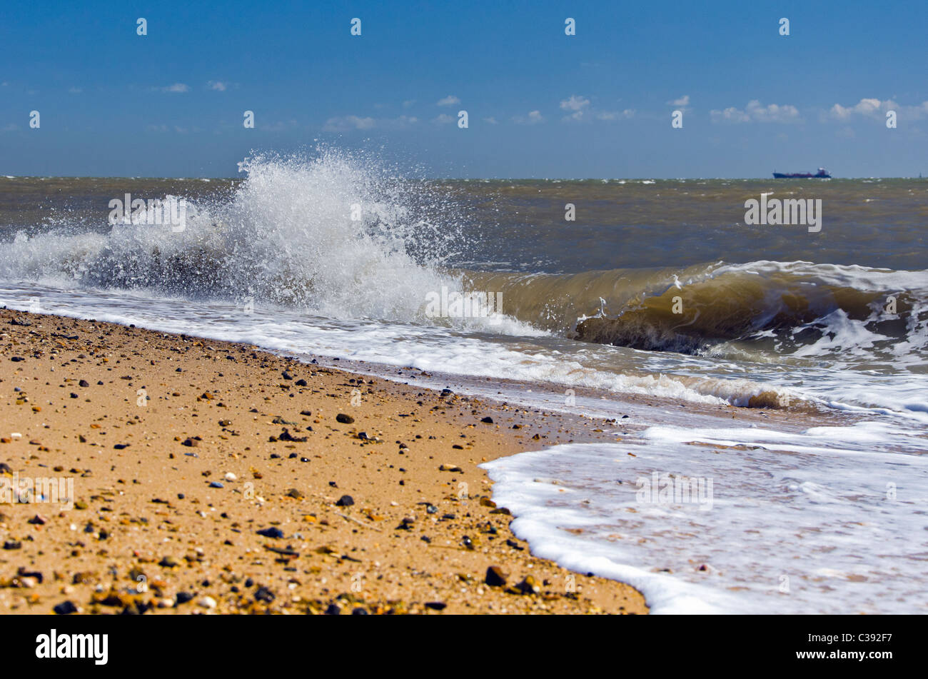 Un gros plan d'​​Waves la mer à la plage de Southend-on-Sea dans l'Essex, UK Banque D'Images