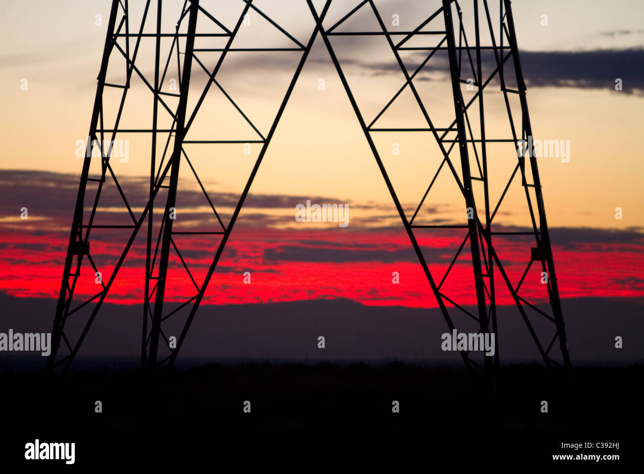 Tour de transmission électrique et le coucher du soleil près de Boise, Idaho, USA. Banque D'Images