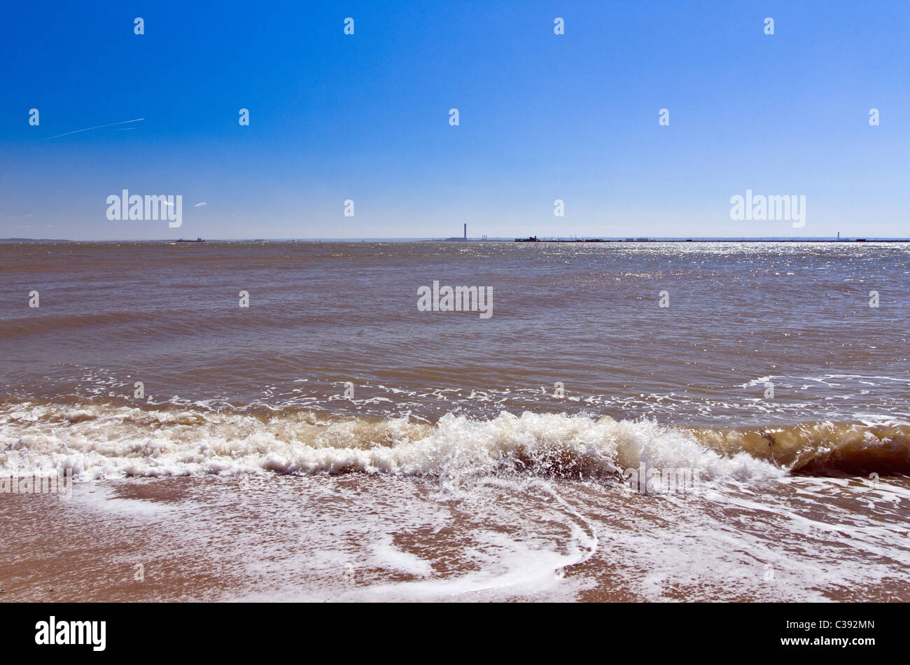 Les vagues sur la plage à Southend-on-Sea, Essex, Angleterre, RU Banque D'Images