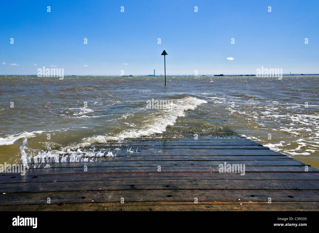 Une passerelle en bois sur la plage à Southend on Sea dans l'Essex, UK Banque D'Images