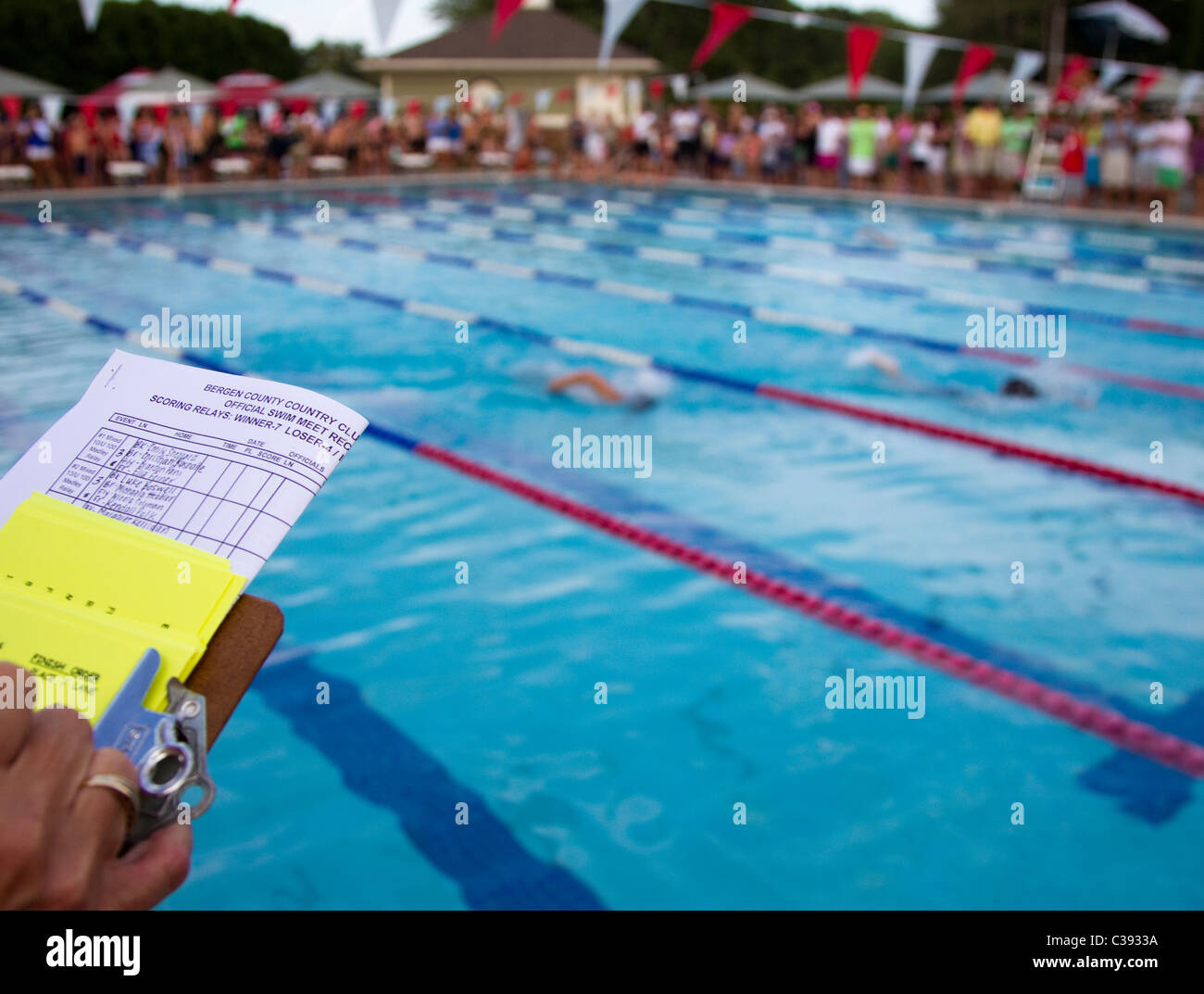Commissaire de course suivi des fois à un swim meet Banque D'Images