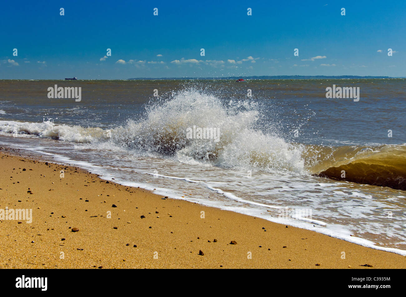 Les vagues sur la plage à Southend-on-Sea, Essex, Angleterre, RU Banque D'Images
