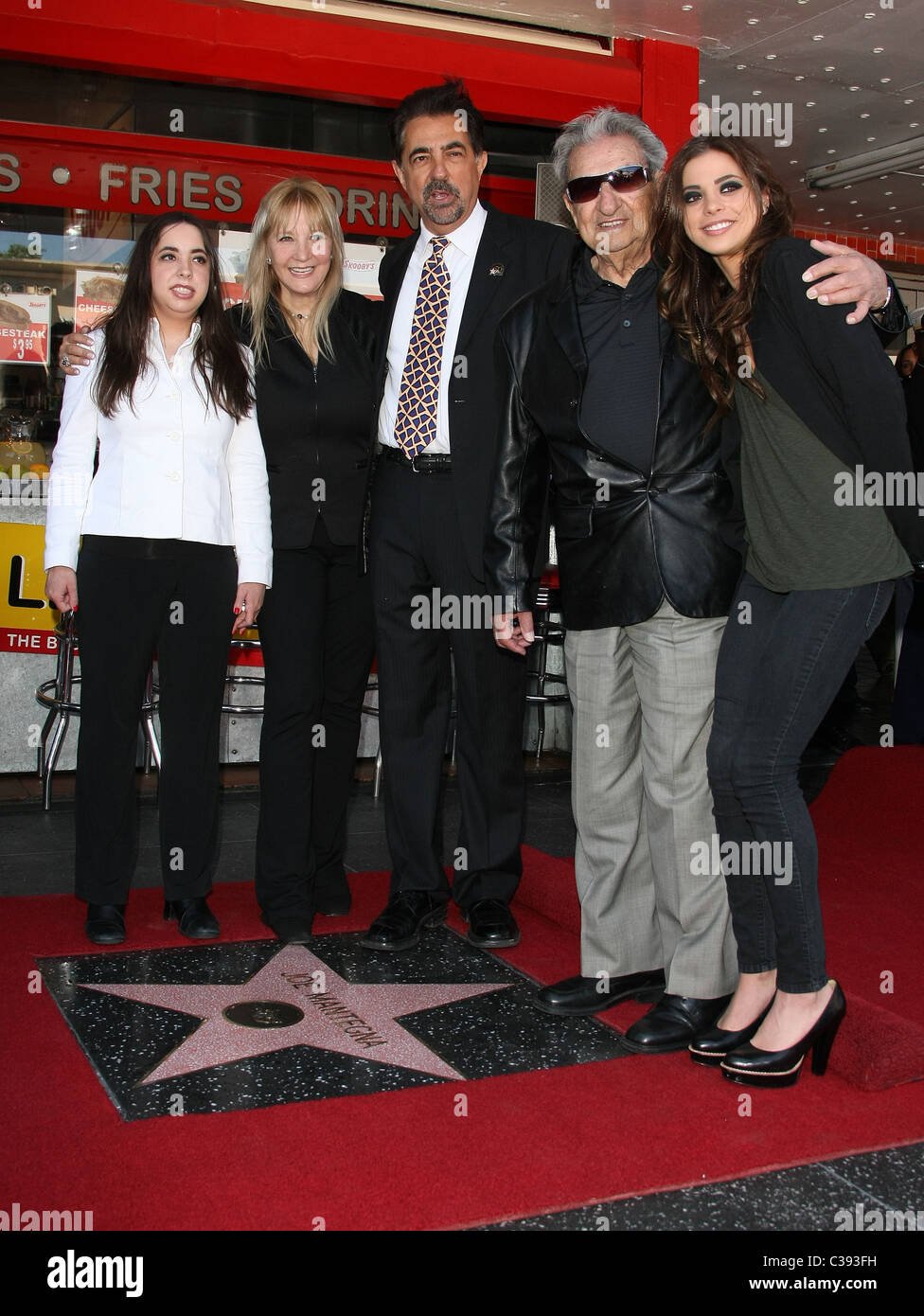 JOE MANTEGNA FAMILLE JOE MANTEGNA HONORÉ AVEC UNE ÉTOILE SUR LE Hollywood Walk of Fame HOLLYWOOD LOS ANGELES CALIFORNIA USA 29 A Banque D'Images