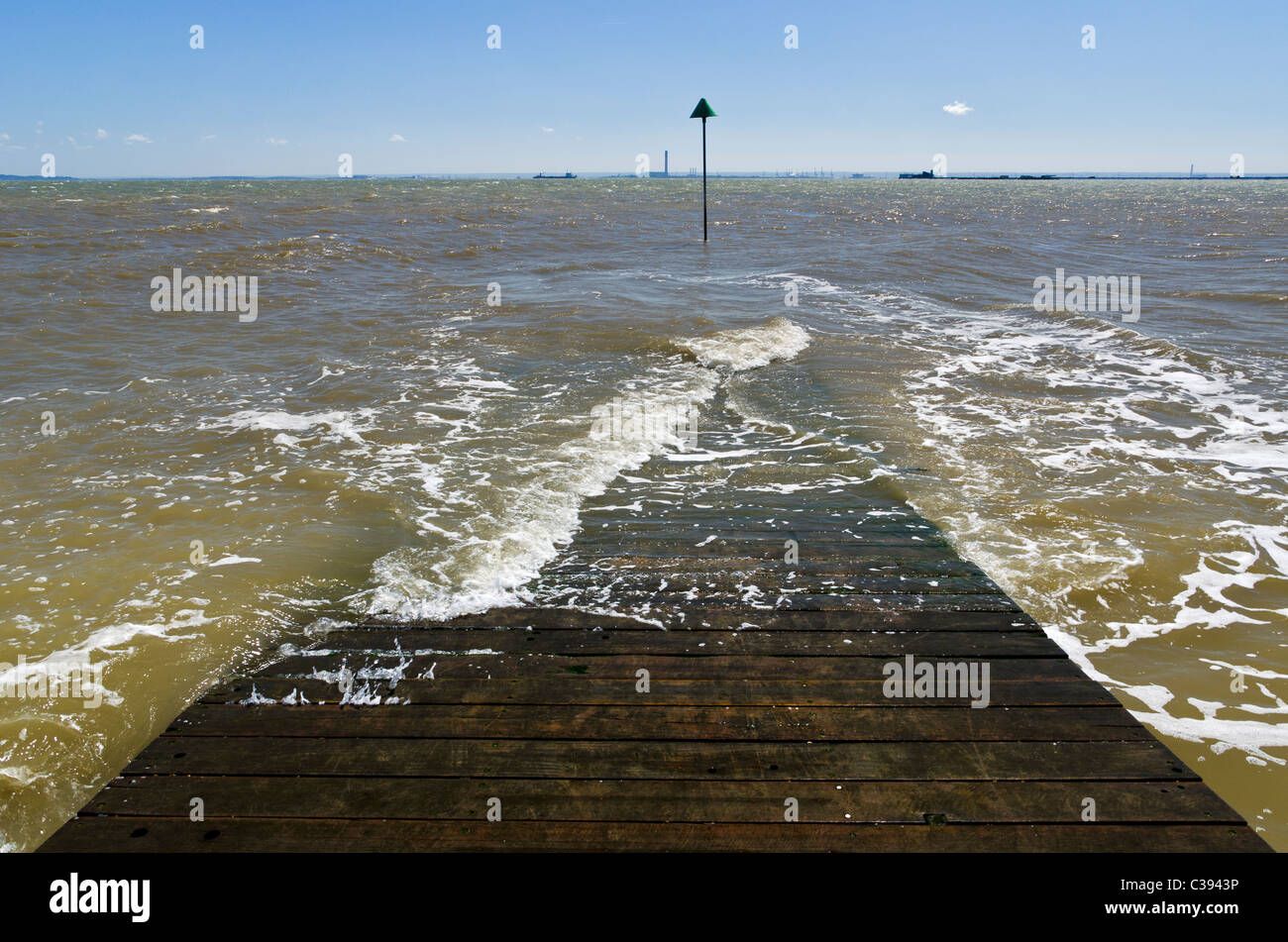 Une passerelle en bois sur la plage à Southend on Sea dans l'Essex, UK Banque D'Images