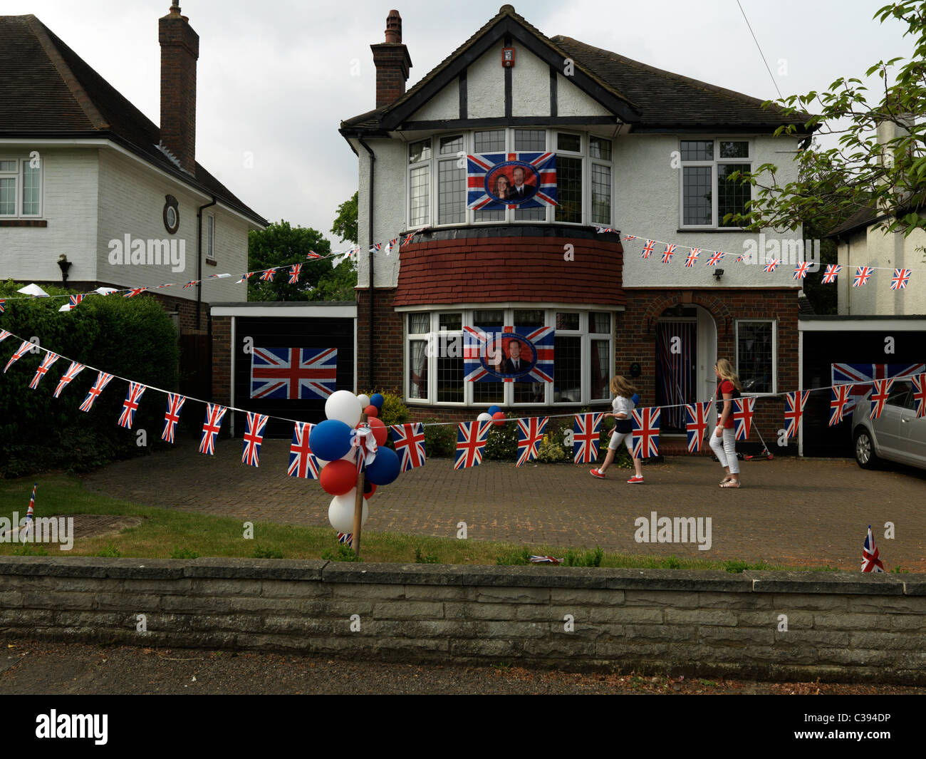 Maison décorée pour le mariage royal fête dans la rue avec des drapeaux et des ballons Banque D'Images