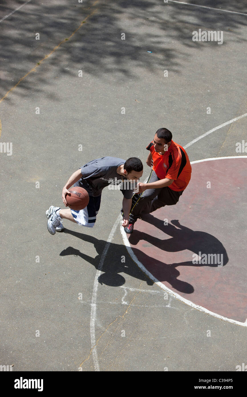Les jeunes adultes jouant au basket-ball de rue à Riverside Park, New York City. Banque D'Images