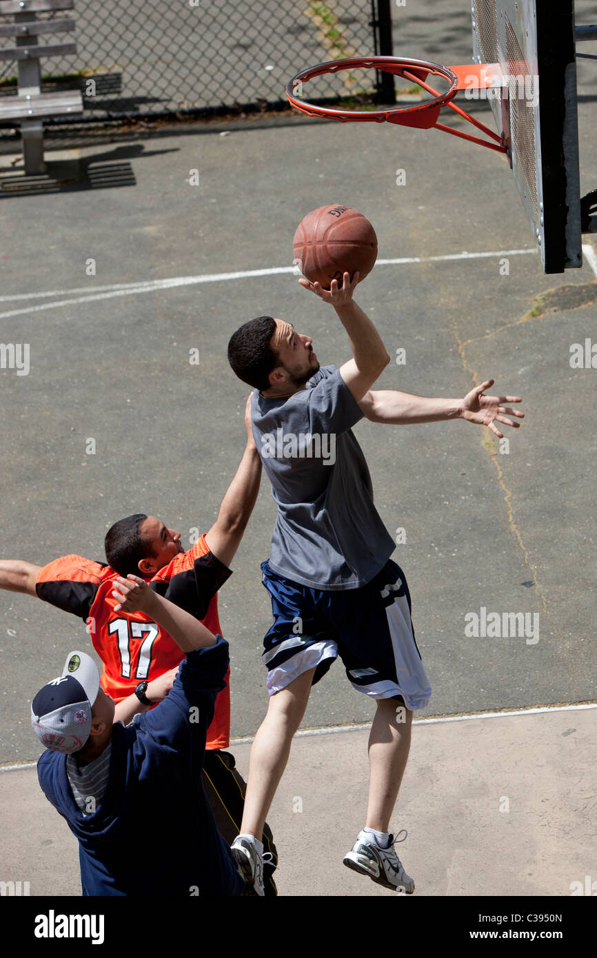 Les jeunes adultes jouant au basket-ball de rue à Riverside Park, New York City. Banque D'Images