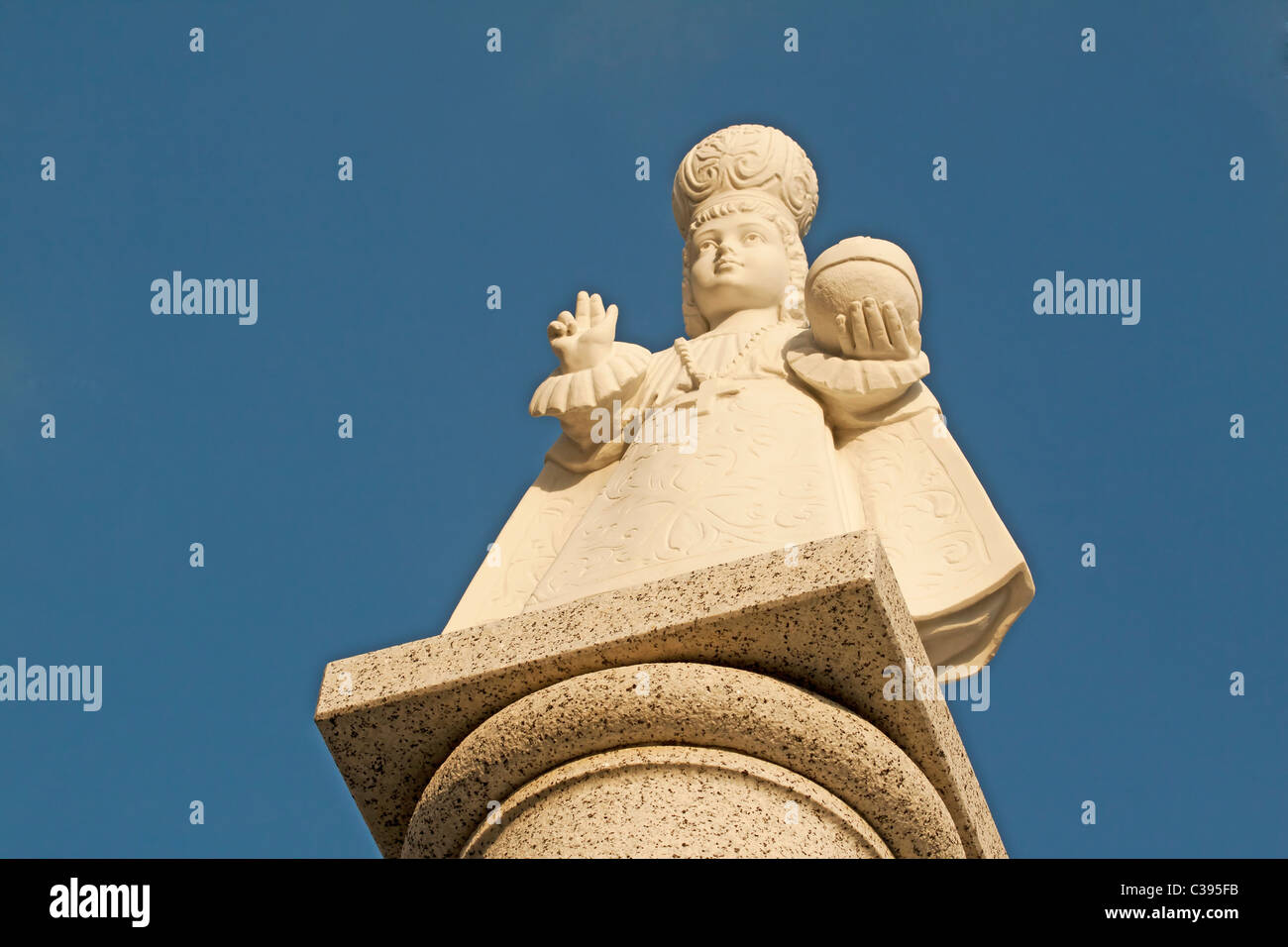 Statue de l'enfant Jésus sur une colonne Banque D'Images