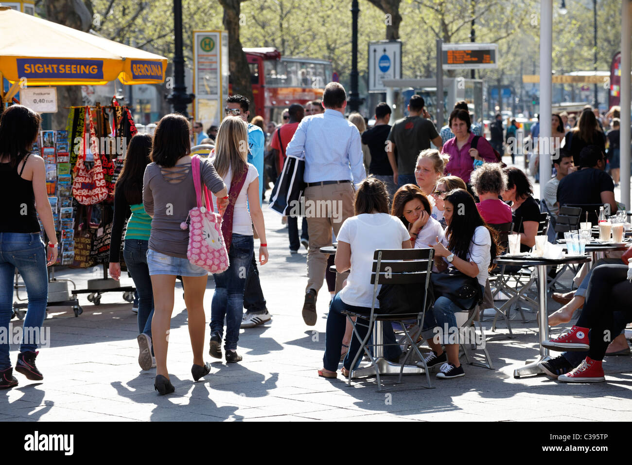 Berlin, café-CARAS, les gens déambulent le long de la Kurfuerstendamm. EU/DE/DEU/ Allemagne/ Capitol Berlin. Banque D'Images