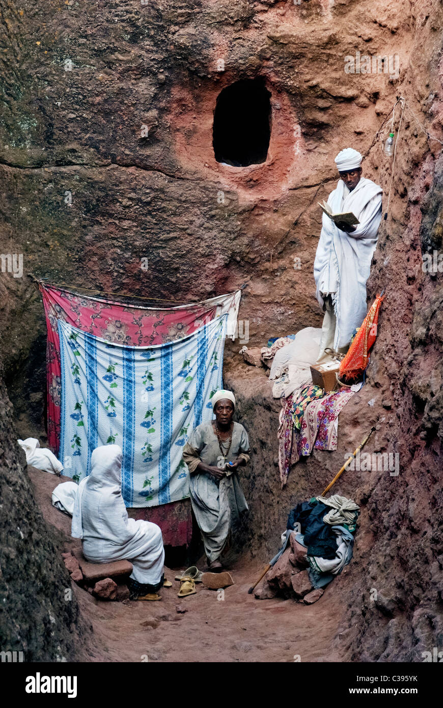 Les gens à l'entour d'chueches rock lalibela Ethiopie Banque D'Images