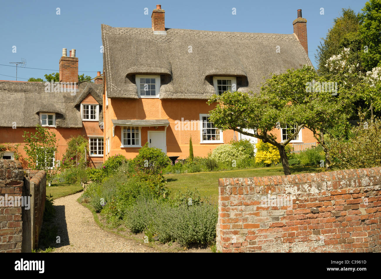 Une chaumière et son jardin à l'avant dans le village d'Polestead, Suffolk, Angleterre. Banque D'Images