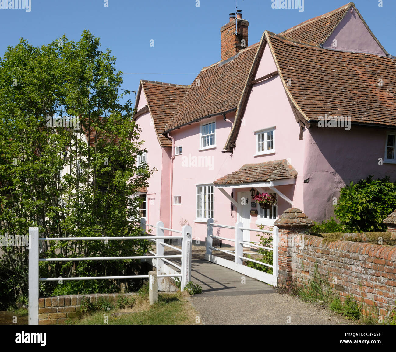 Un cottage Rose à Kersey, Suffolk, Angleterre. Banque D'Images