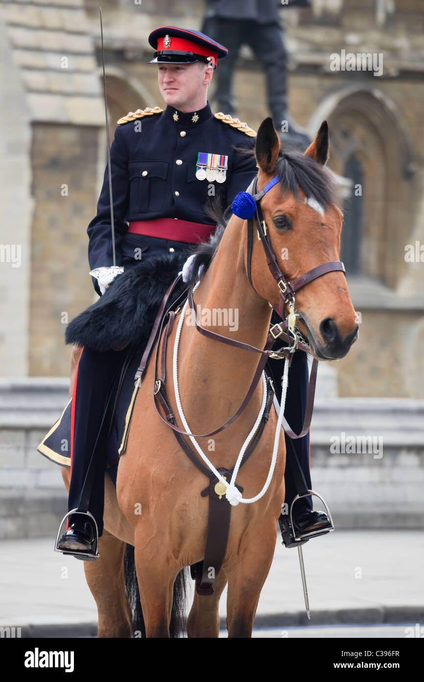 Officier de l'Armée 5 RINGS Le Capitaine à cheval sur la protection des droits de l'itinéraire du mariage royal en 2011. Londres, Angleterre, Royaume-Uni. Banque D'Images