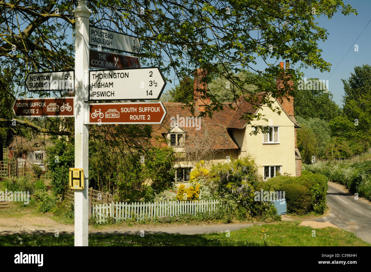 Un panneau en bois traditionnel à un carrefour dans le village de Stoke by Nayland dans le Suffolk, Angleterre. Banque D'Images