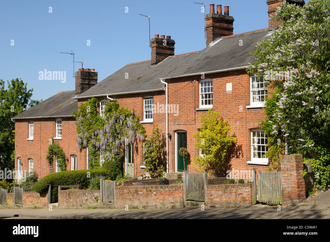 Maisons mitoyennes en briques à Kersey, Suffolk, Angleterre Banque D'Images