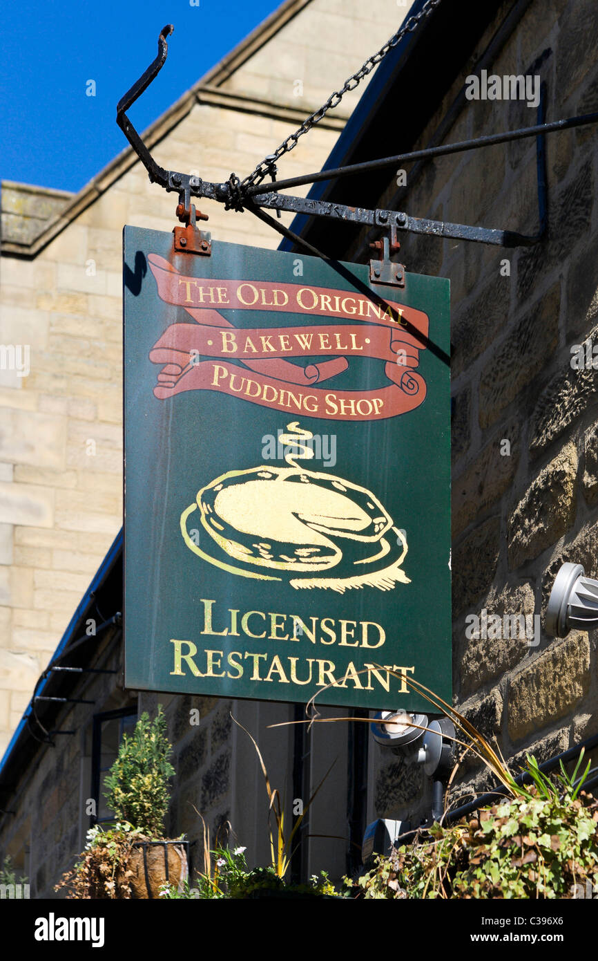 Affiche à l'extérieur de l'ancienne boutique de pudding Bakewell Original, Bakewell, le Peak District, Derbyshire, Royaume-Uni Banque D'Images
