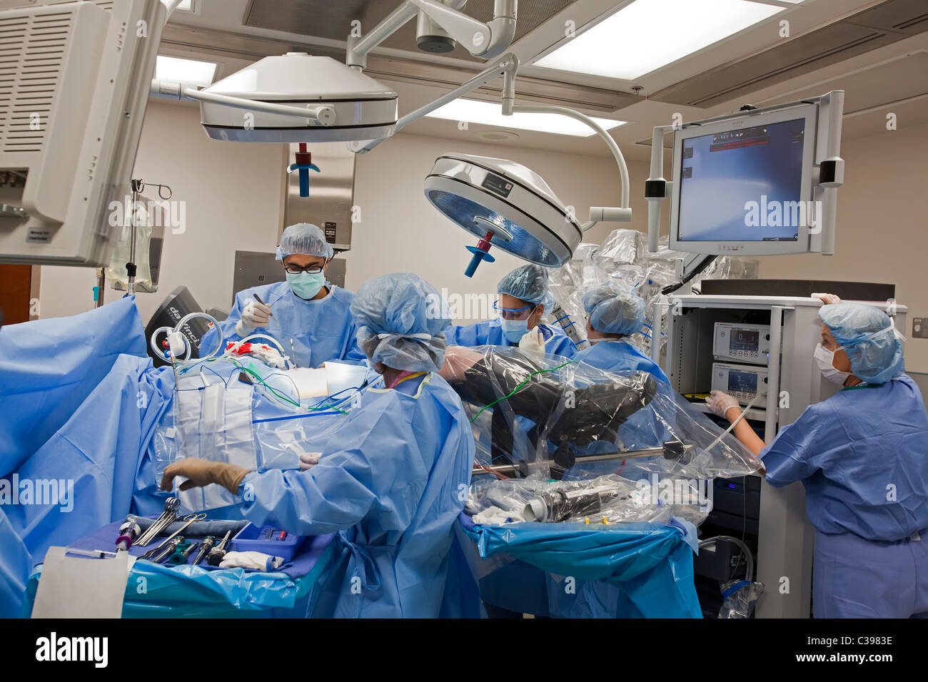 Detroit, Michigan - Dr Robert Morris prépare un patient atteint du cancer de la chirurgie robotique à l'Hôpital Saint-Jean. Banque D'Images