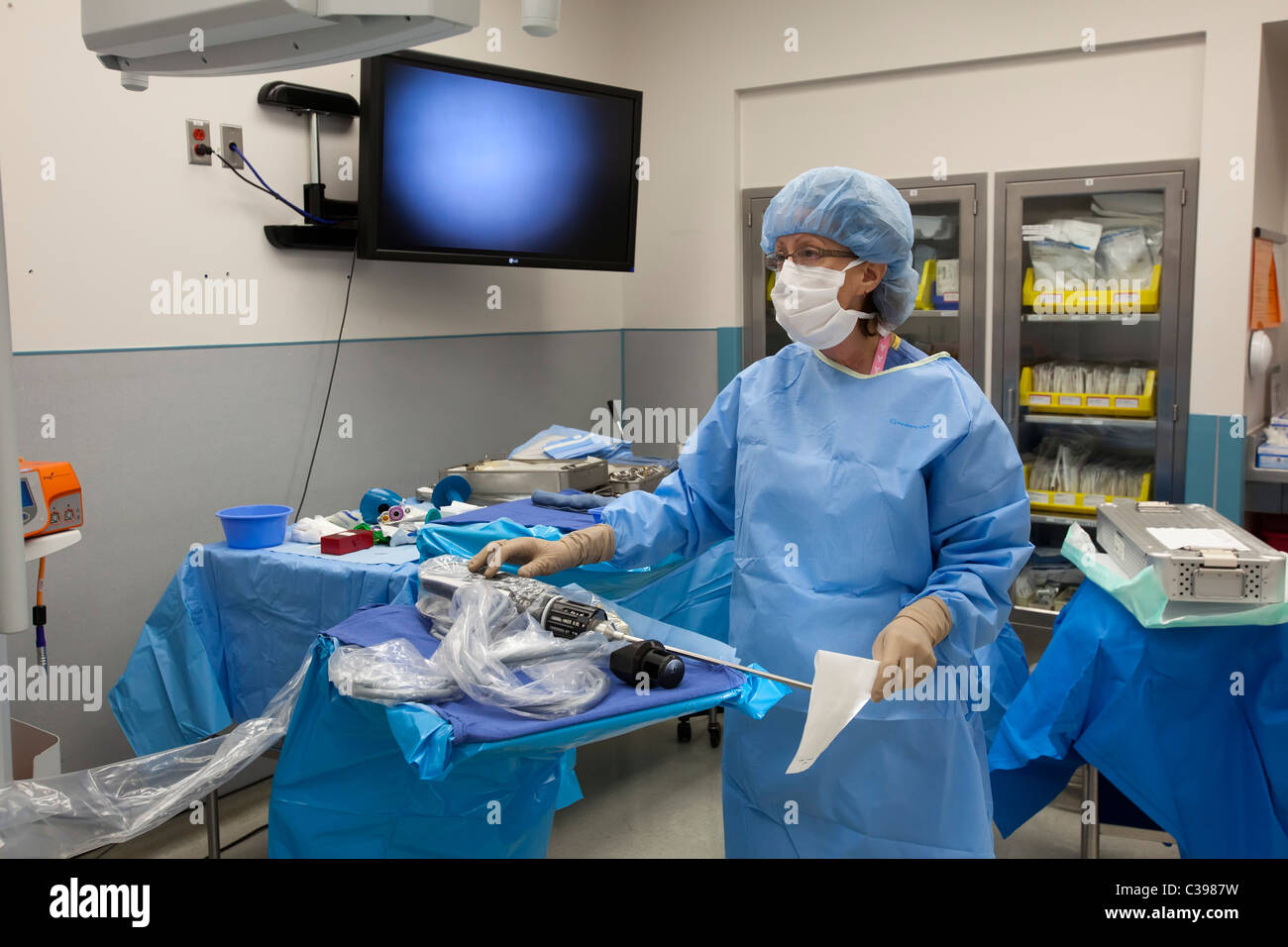 Technicien prépare Salle d'opération pour la chirurgie robotique Banque D'Images