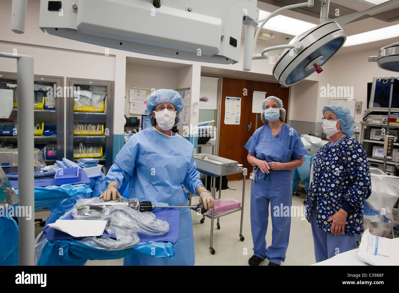 Préparer les infirmières Salle d'opération pour la chirurgie robotique Banque D'Images