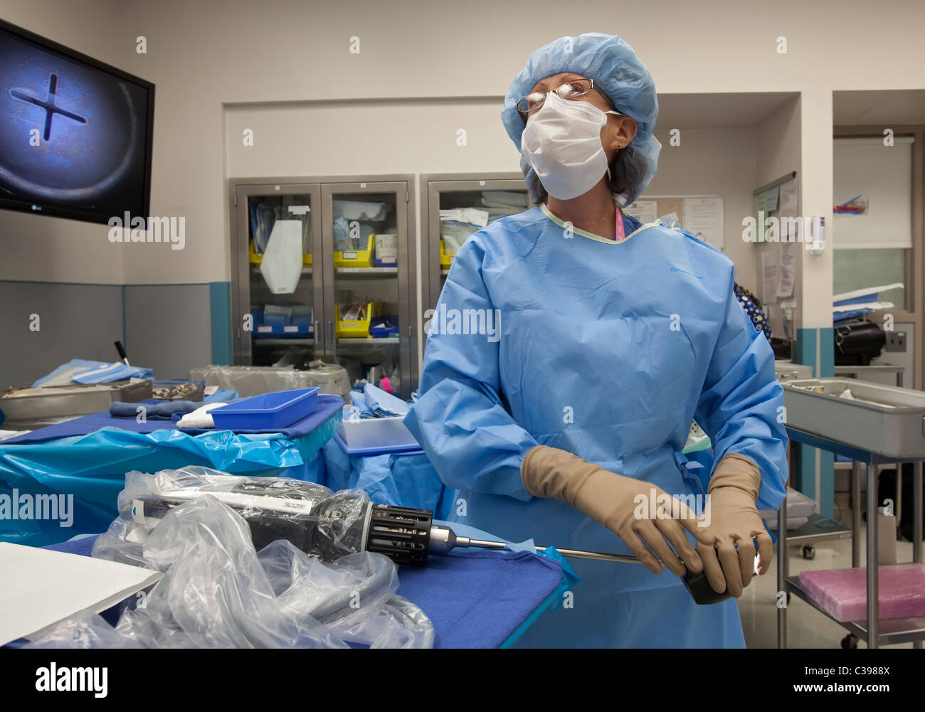Technicien prépare Salle d'opération pour la chirurgie robotique Banque D'Images