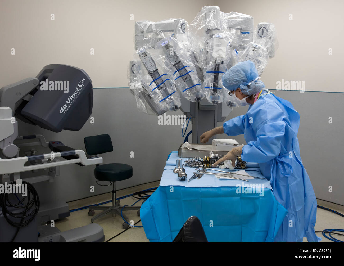 Technicien prépare Salle d'opération pour la chirurgie robotique Banque D'Images