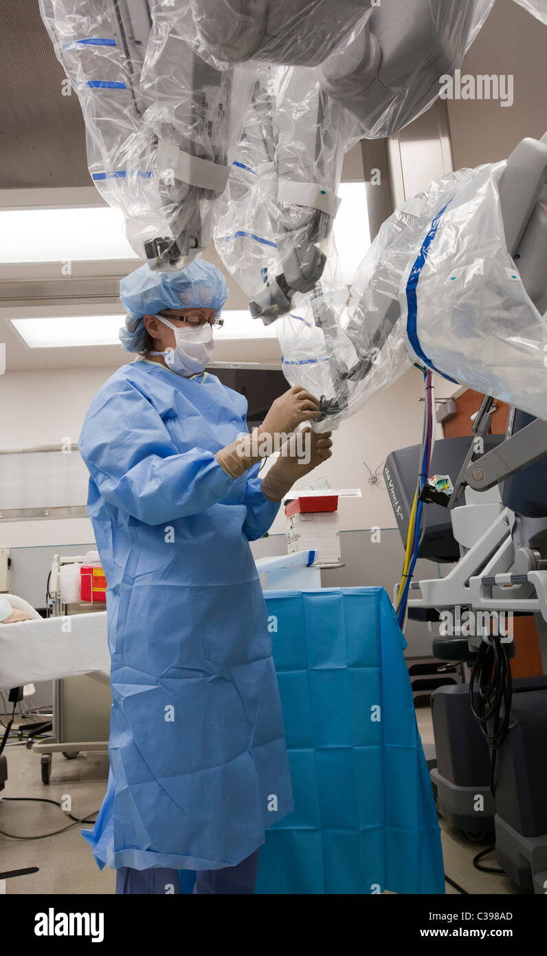 Technicien prépare Salle d'opération pour la chirurgie robotique Banque D'Images